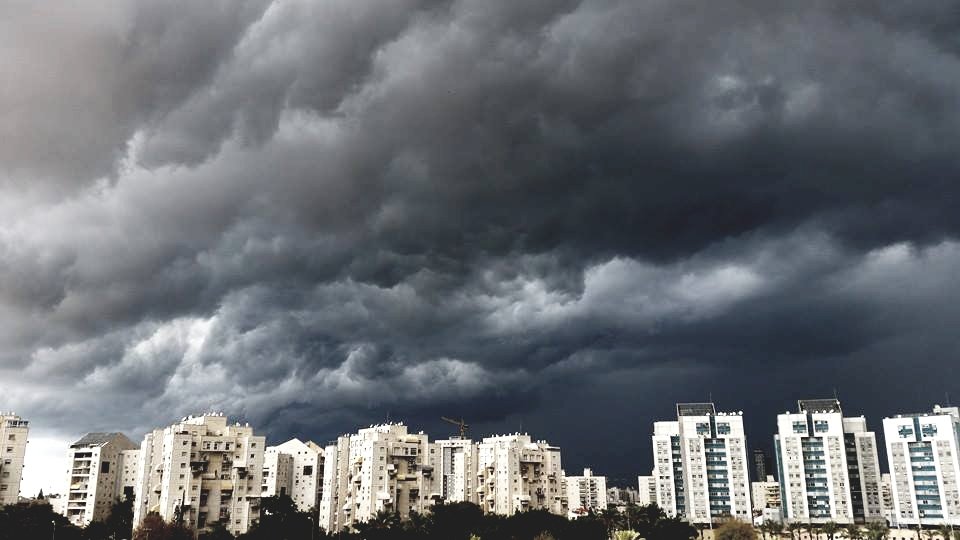 ענני גשם באשדוד (צילום: עופר אשטוקר)