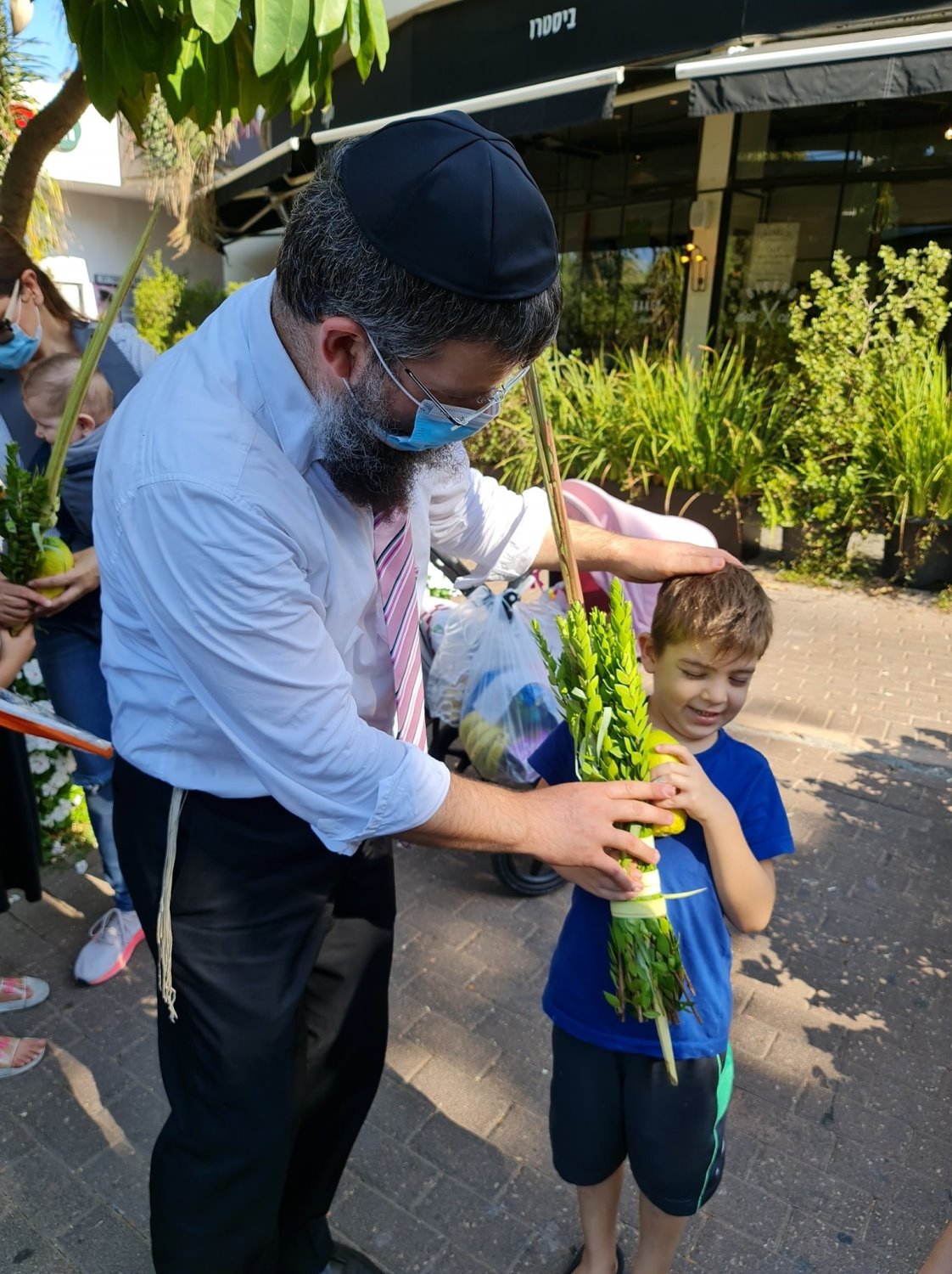 הבן אוחז בארבעת המינים. קרדיט: ישראל קטורזה