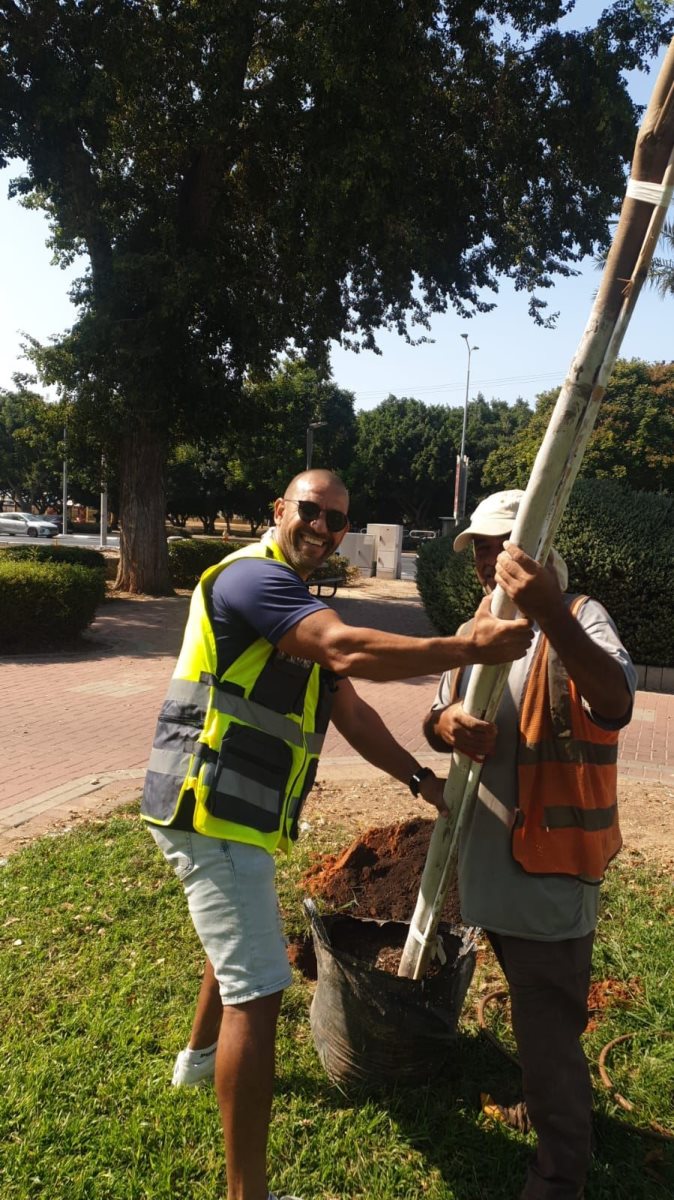 נוטעים עצים חדשים. מינהלת רובע ו&#39;-ח&#39;&#39;