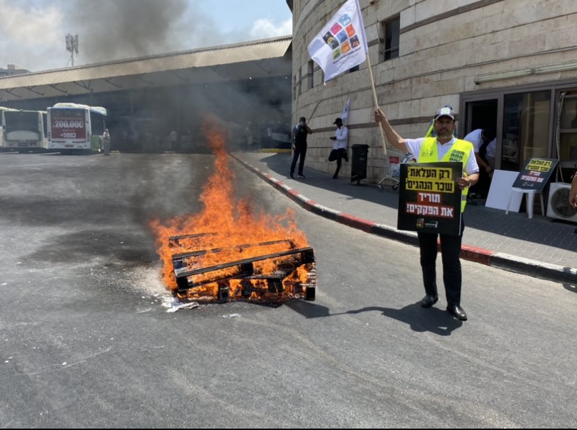 יוני קריספין על רקע המשטחים הבוערים (אשדוד נט)