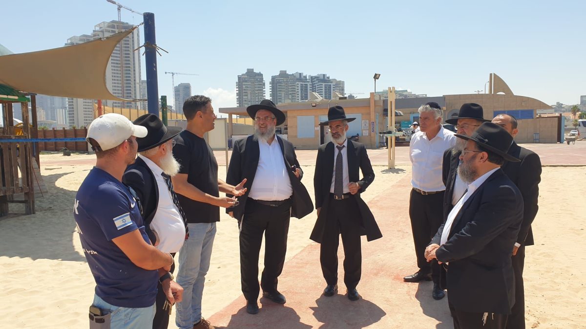 הרבנים היום יחד עם אמסלם בחוף הנפרד. צילום: המרכז למורשת
