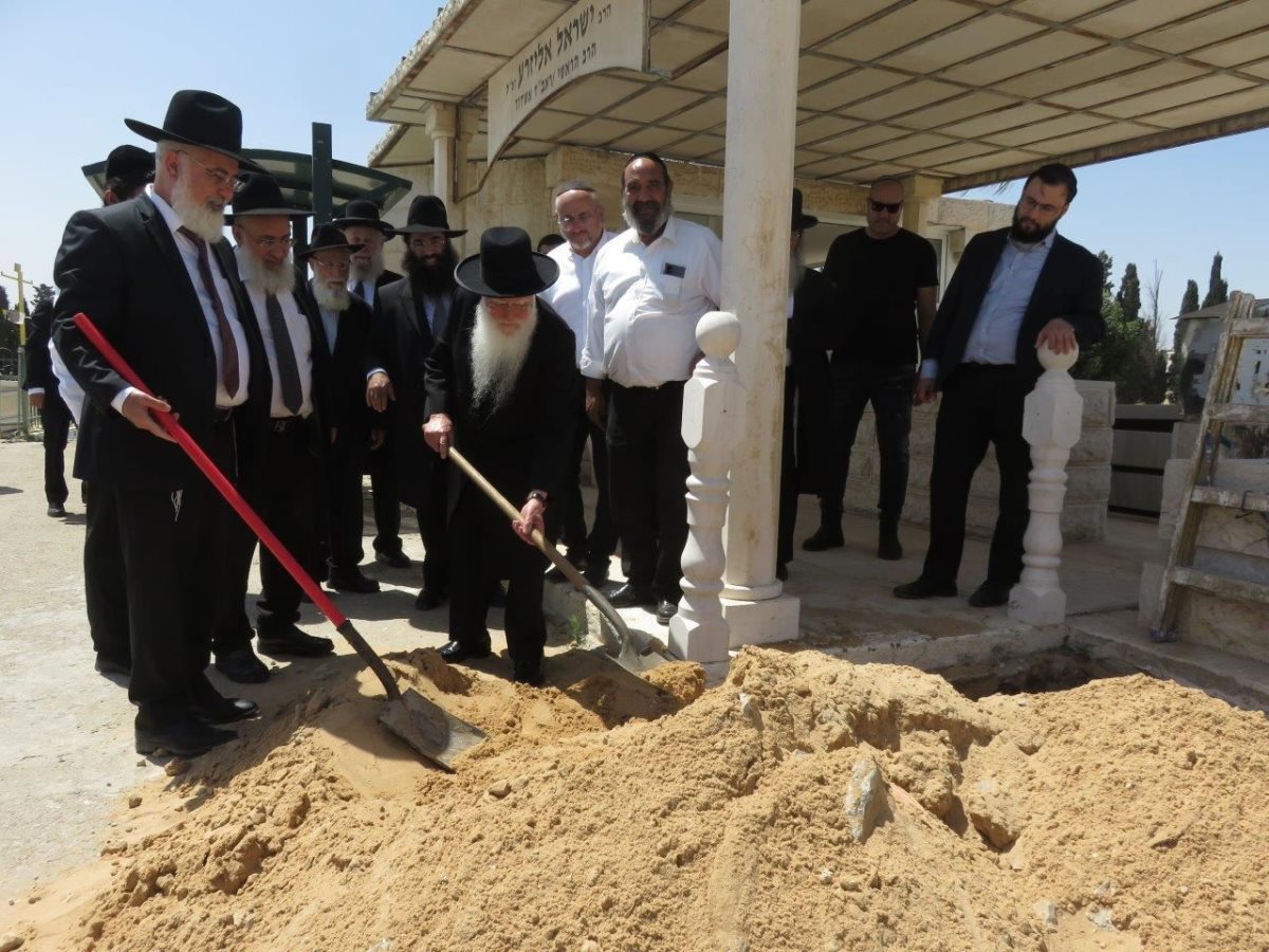 קבורת גניזה בבית העלמין. צילום: שוקי לרר