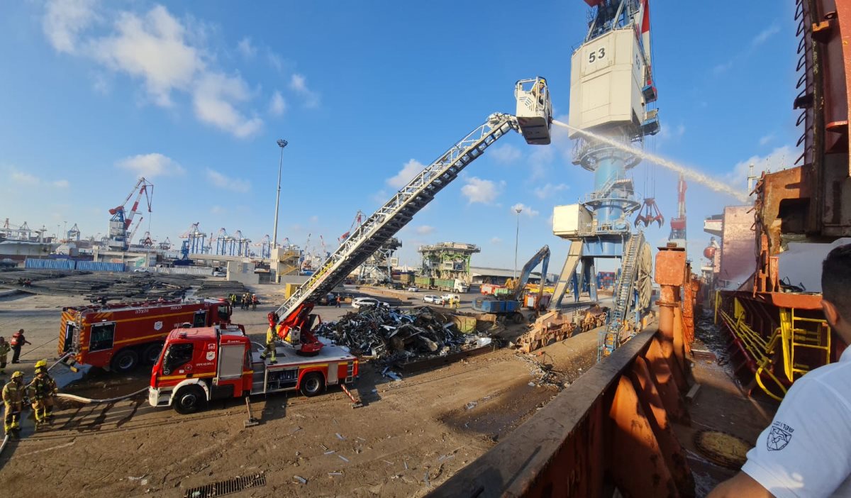 צוותי כיבוי פועלים לכיבוי השריפה במקום