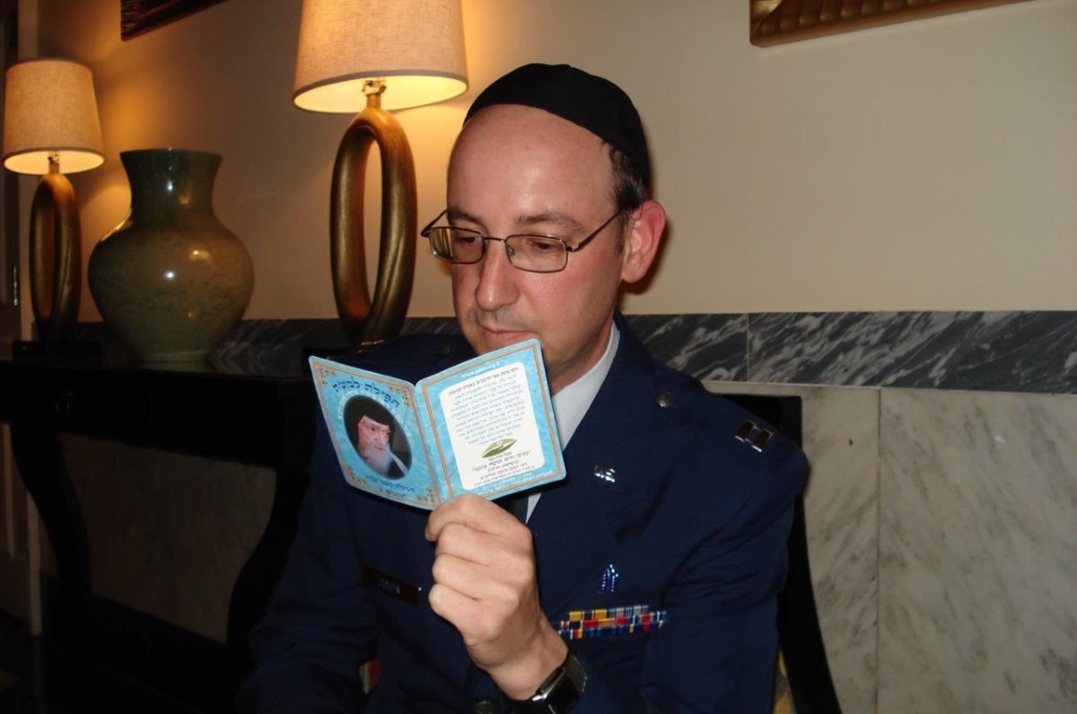 בתמונה: קצין בצבא ארהב באמירת התפילה. ושינגטון. ארכיון שוקי לרר