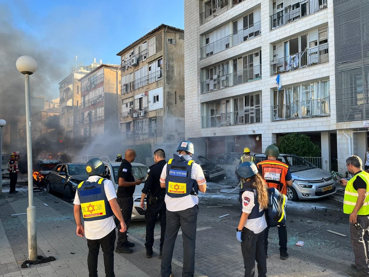 כוחות מד"א בזירה. צילום: דוברות מד"א