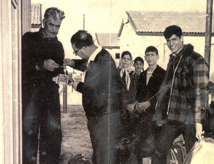 בתמונה: ראשוני המתיישבים באשדוד מקבלים את המפתחות לצריפונים (תודה לבועז רענן על התמונה)