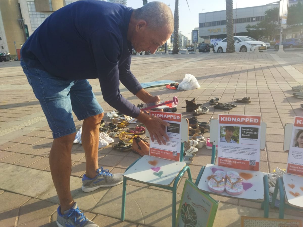 התושבים בעת הקמת המיצג ברחבת העירייה. צילום באדיבות נורית טופז