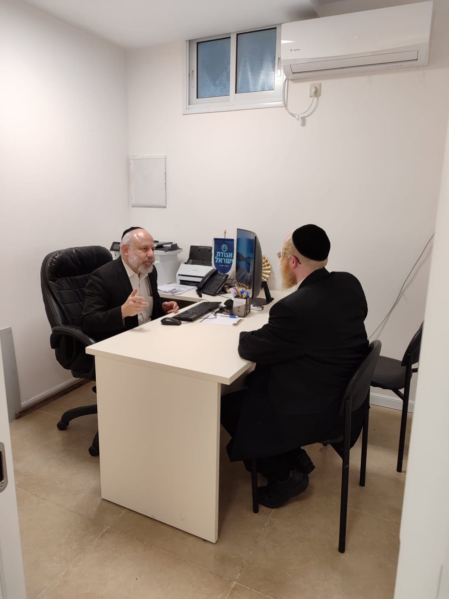 הרב שור בקבלת קהל. אגו"י