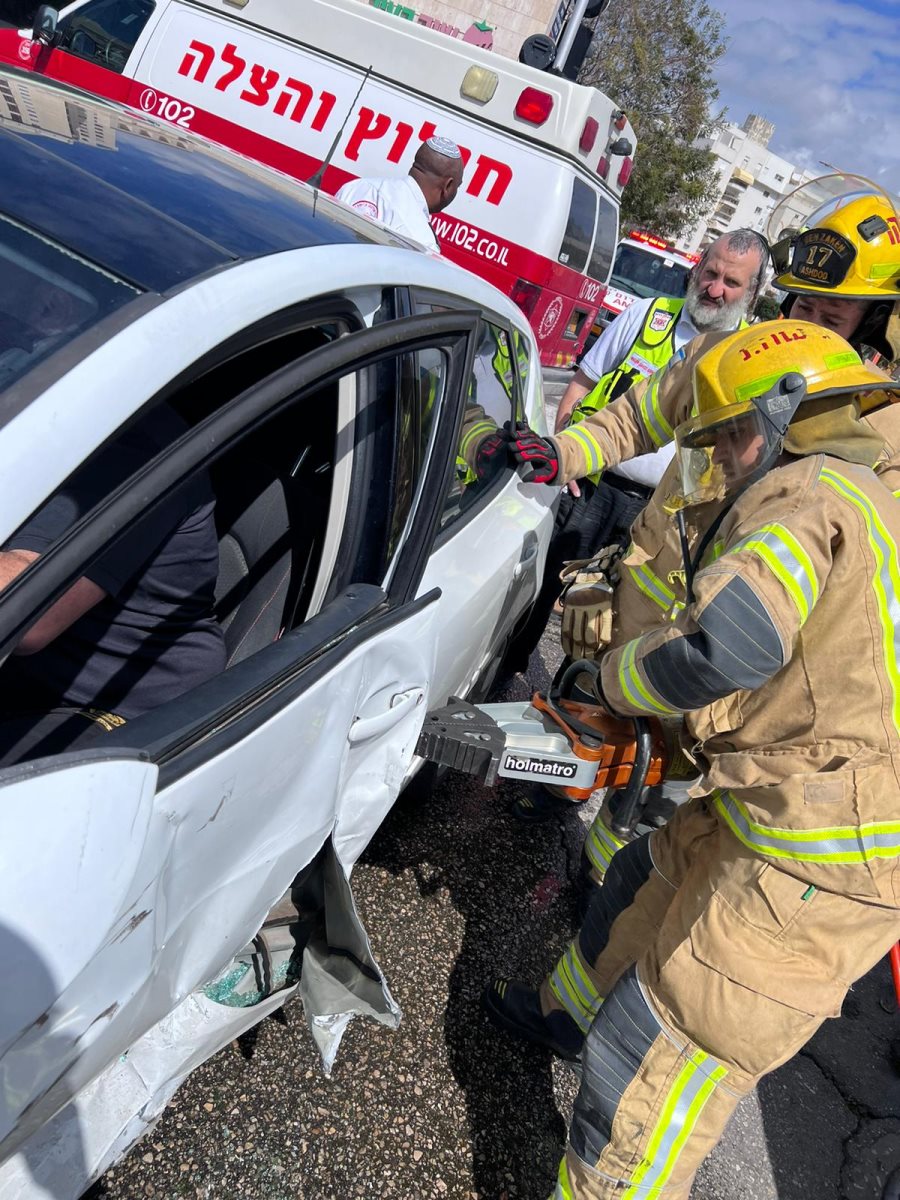 לוחמי האש פועלים לחילוץ הלכוד. קרדיט: דוברות כבאות והצלה