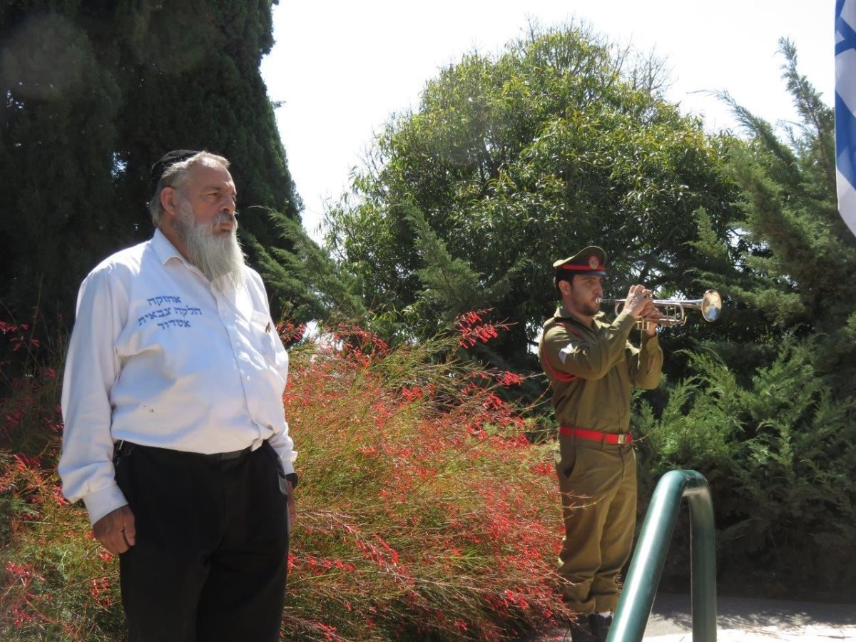 יעקב אלברשטין בבית העלמין. א' מיכאלי