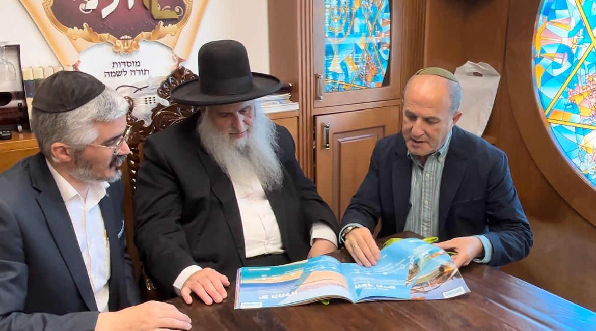 חוברת מפרשים מוצגת בפני הרב מאיר אבוחצירא וראש העיר. אלונים