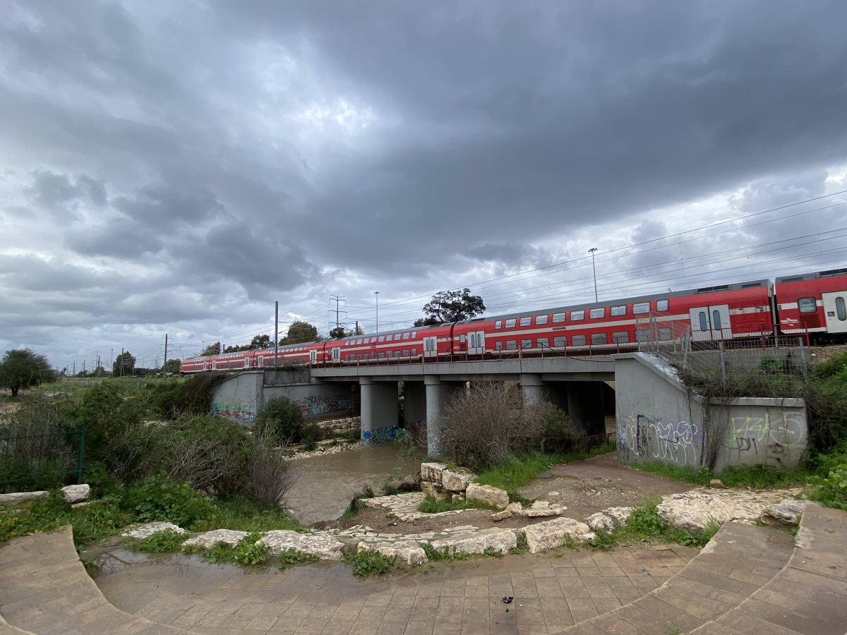 נחל לכיש הבוקר באשדוד (צילום: אשדוד נט)