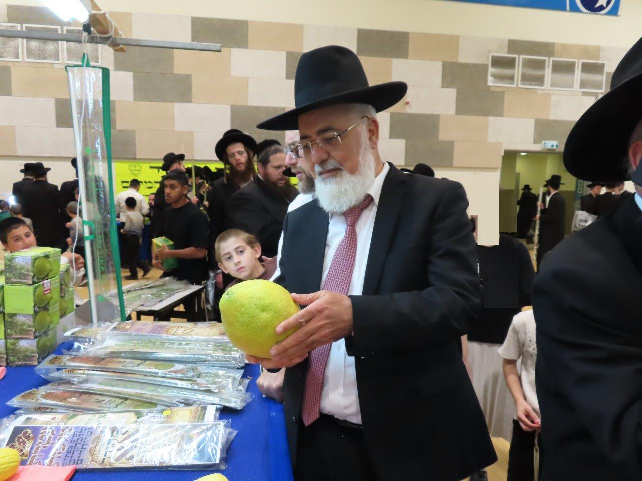 הרב עובדיה דהן בשוק ארבעת המינים. א. מיכאלי