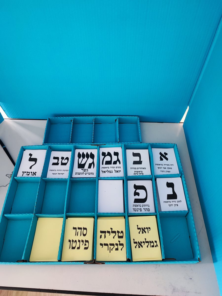 אקים