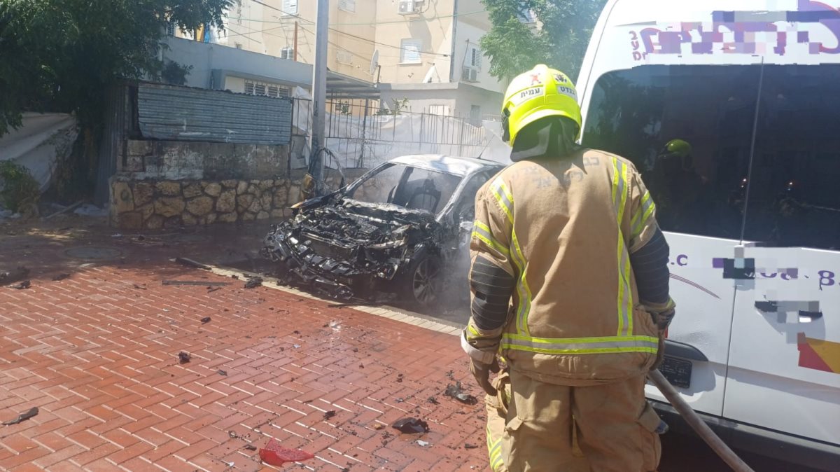 כוחות הכיבוי מכבים את הרכב שהתפוצץ (דוברות כיבוי והצלה)