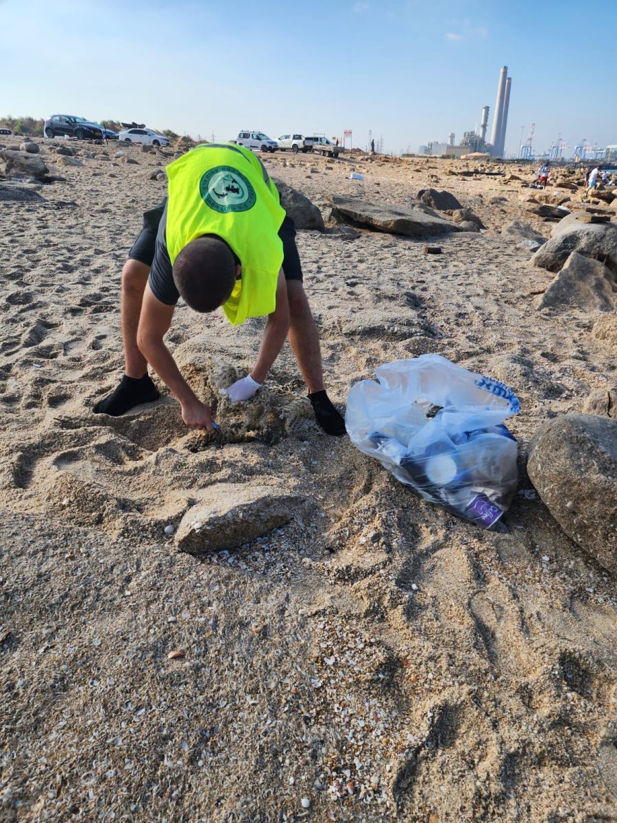 איסוף פסולת מהחופים. צלול