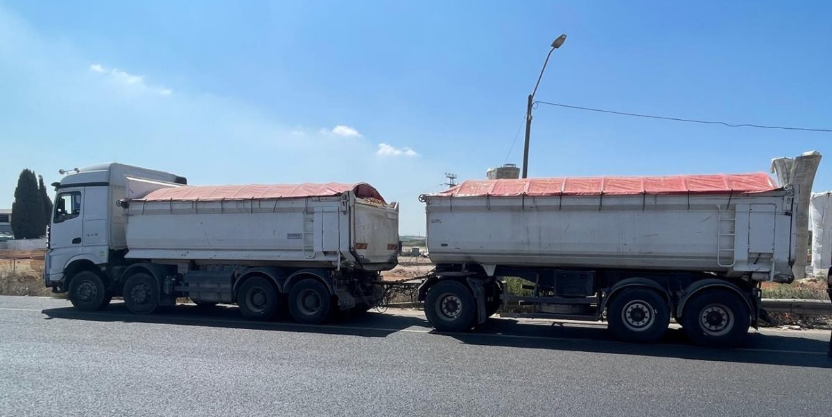 המשאית שנתפסה (צילום משטרת התנועה)