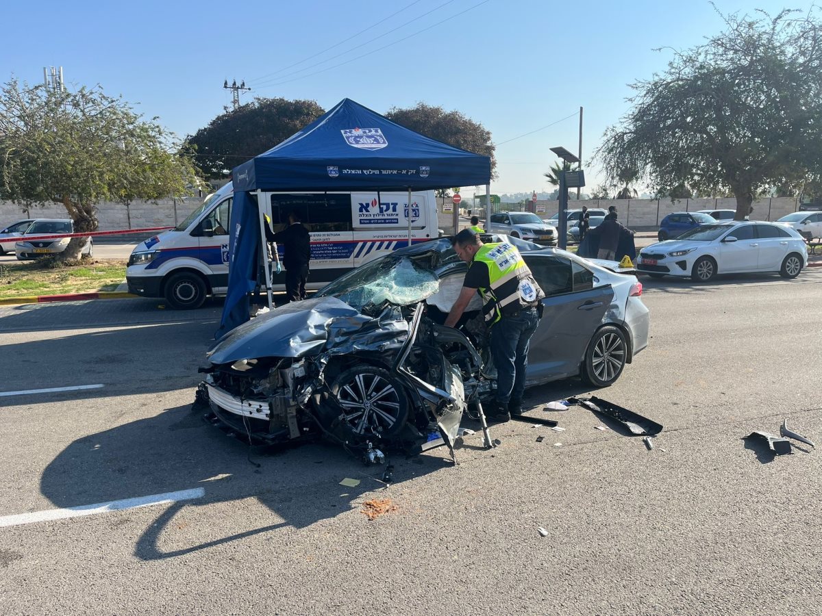 צוותי זק"א מטפלים בזירת התאונה (דוברות זק"א)