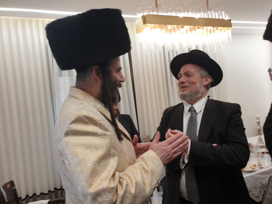 הבוחן הרב שפירא עם מוטי בבציק. דף הטוויטר של ישראל כהן