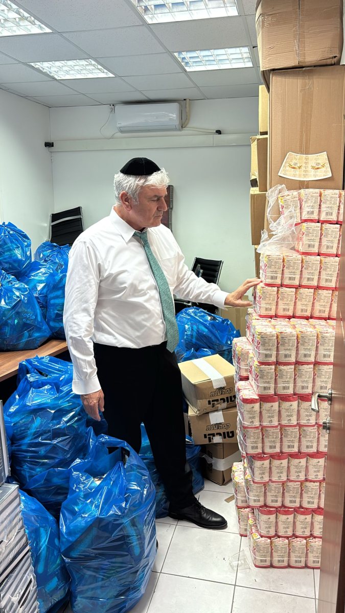 אסמלם בהכנת הערכות. המרכז למורשת