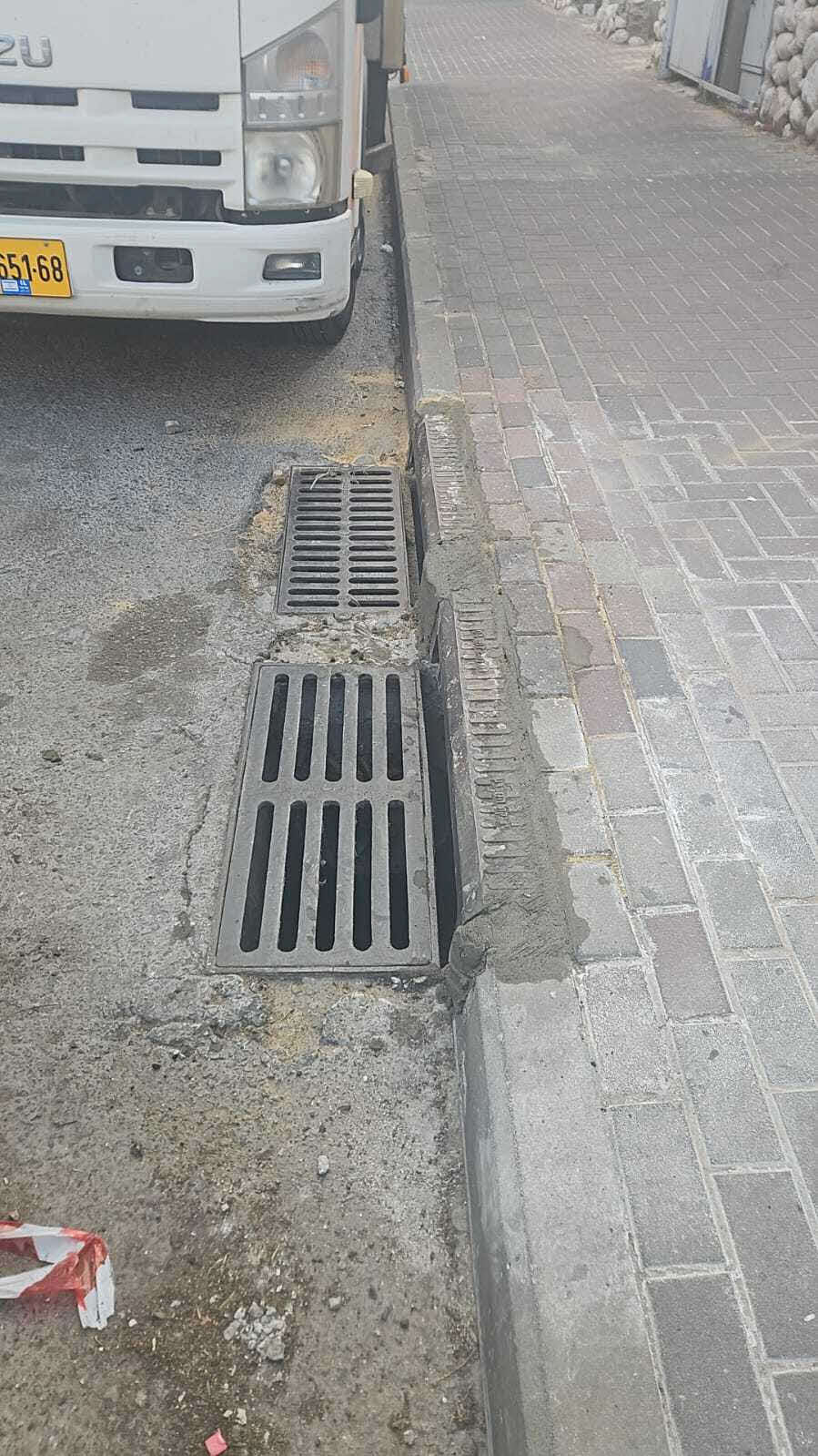 הבור לאחר התיקון. המצלם