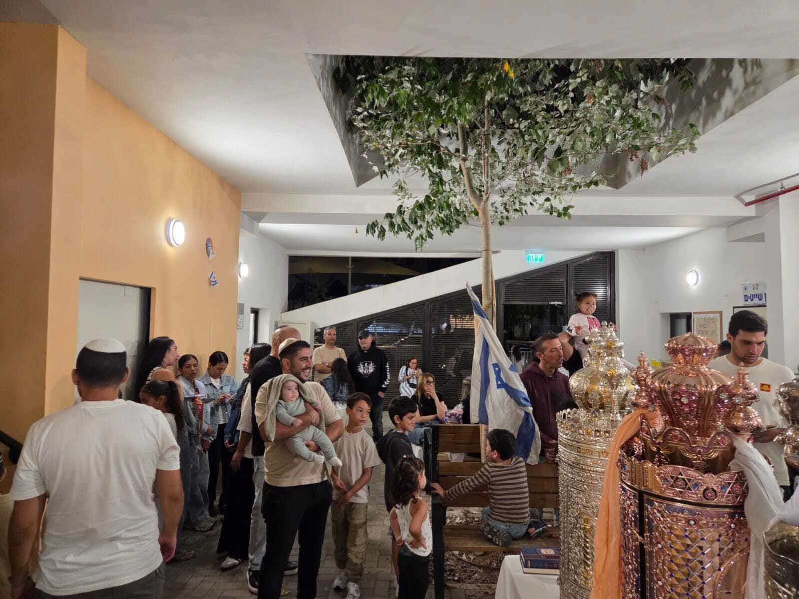 הקפות שניות בסוכת הרחמים. המצלם