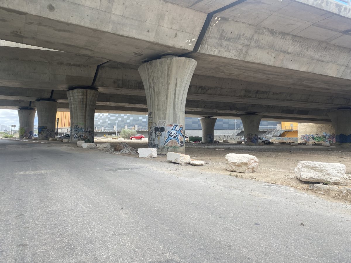 המכשולים מתחת לגשר מחלף עד הלום