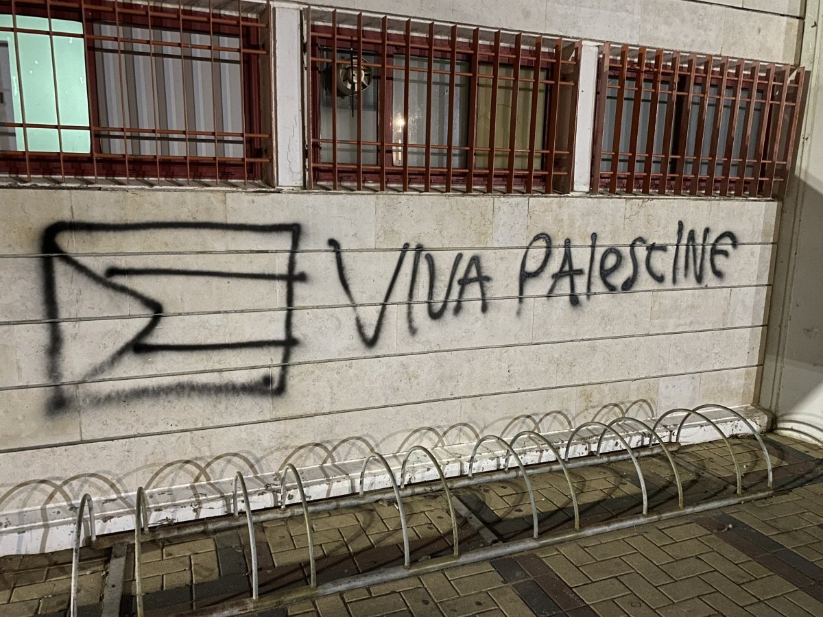 הכתובת שרוססה באשדוד (צילום: אשדוד נט)