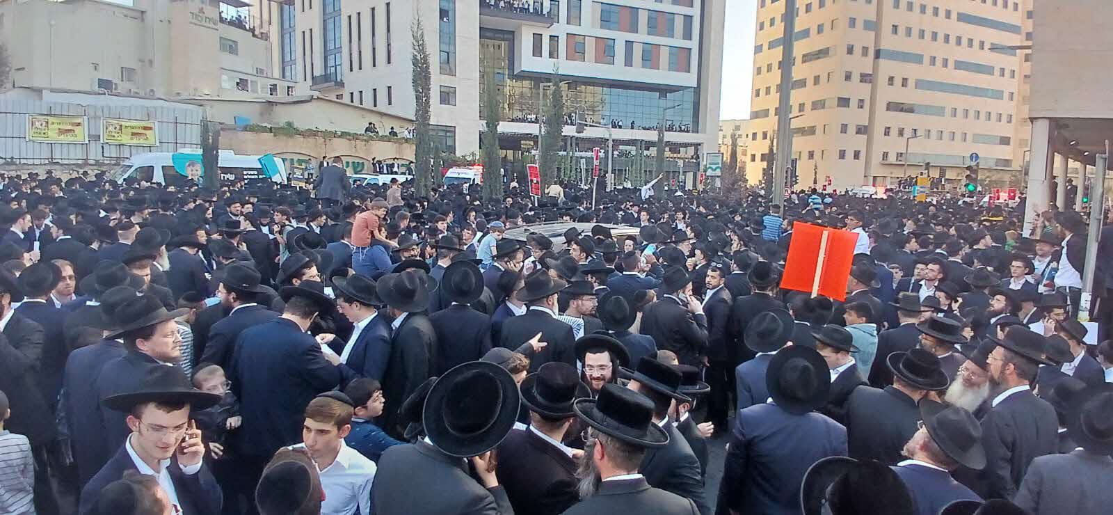 ההמונים בעצרת. מ&#39; מיכאלי