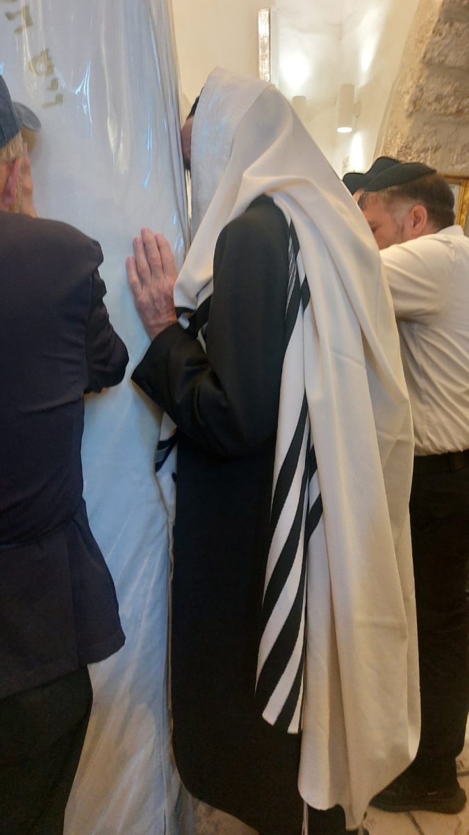 הרב שיינין בקבר רחל. המצלם