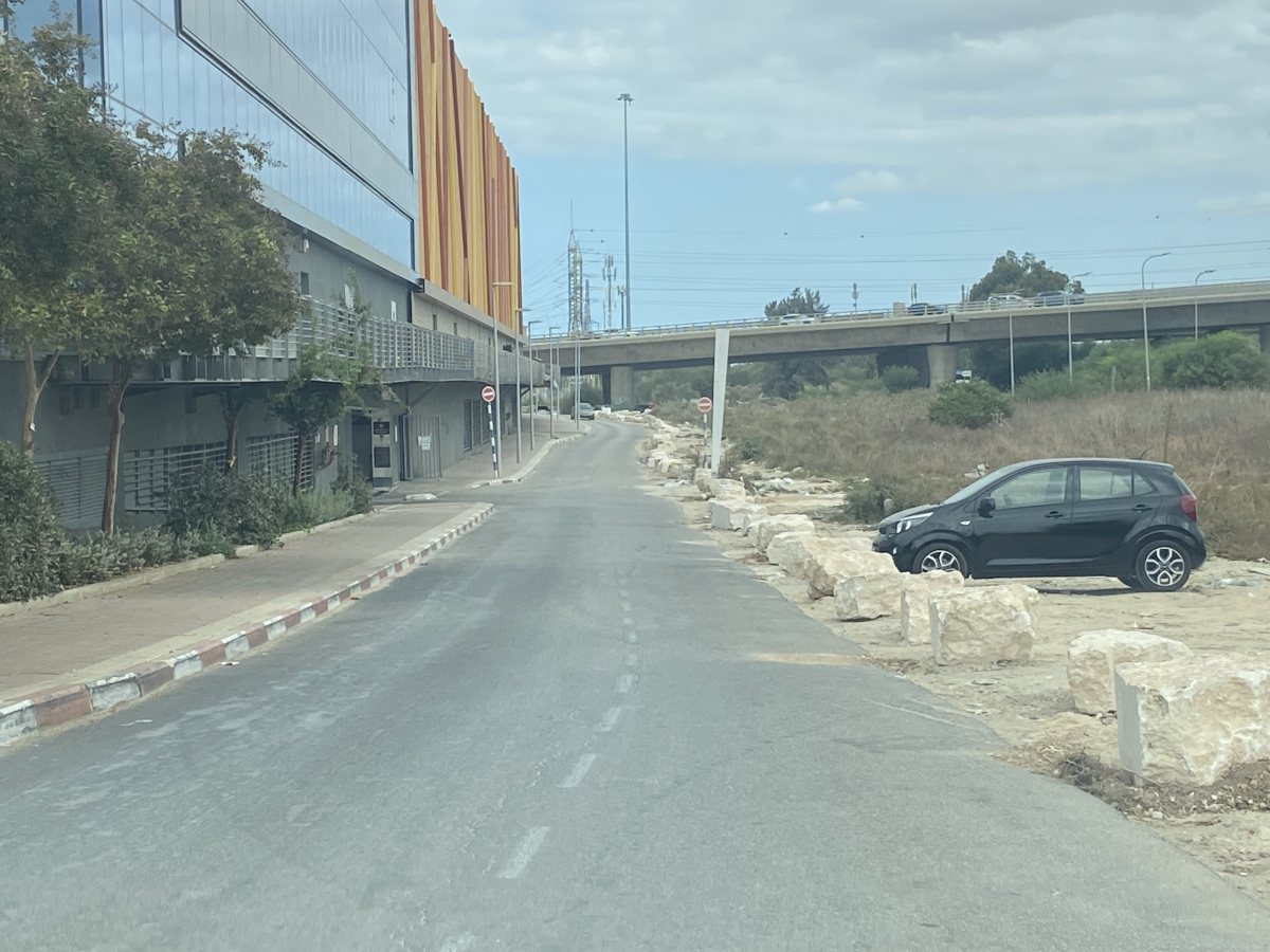 הסלעים שהוצבו צמוד לביג פאשן (צילום: אשדוד נט)