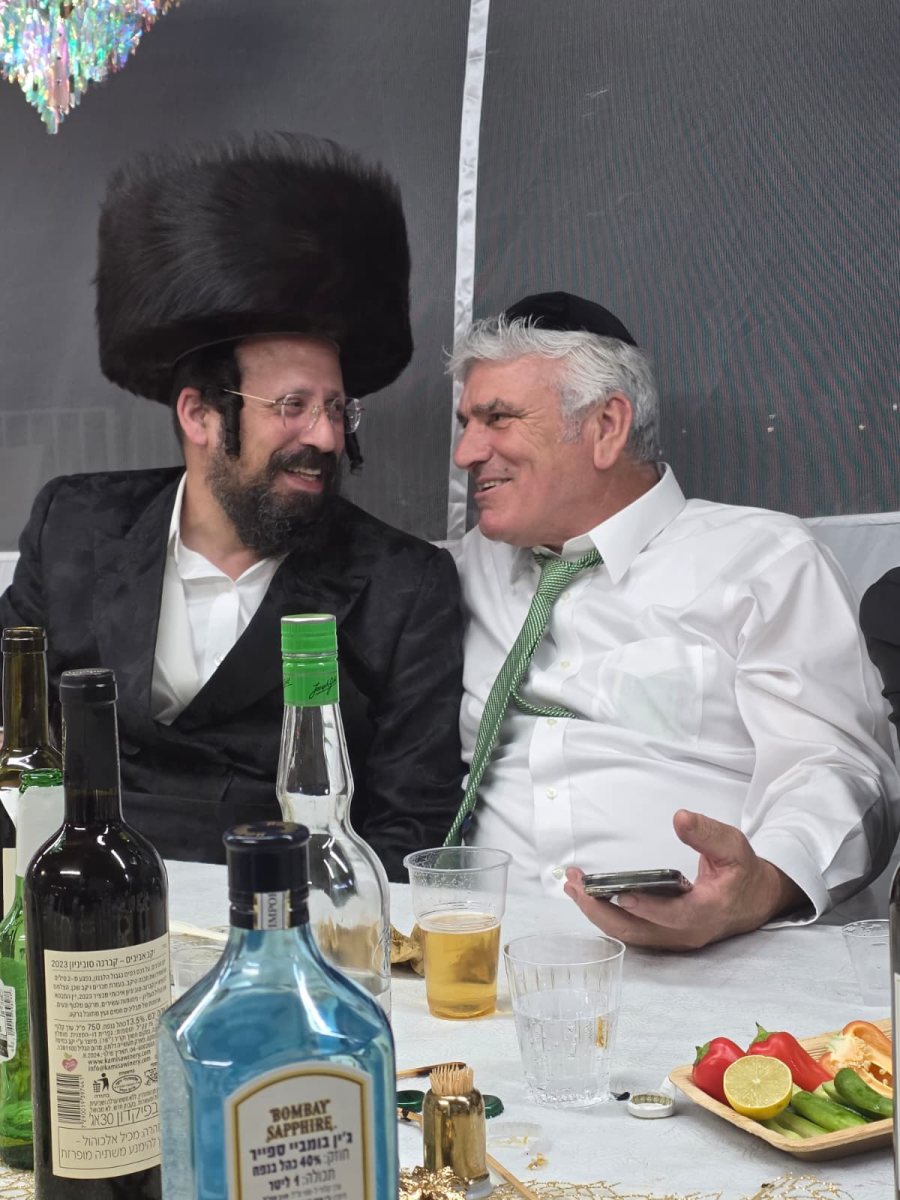 אמסלם וטננהויז בסוכה. המצלם