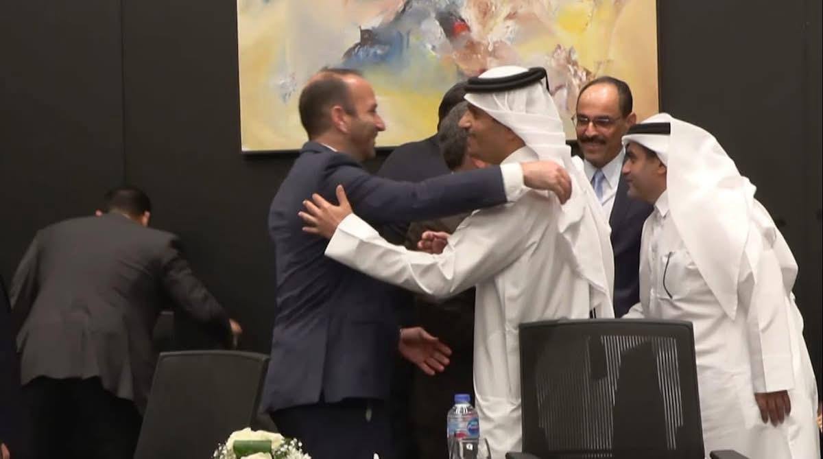 חיוכים ולחיצות ידיים בחדר המו"מ במצרים