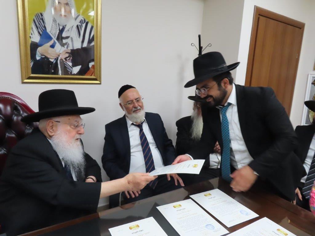 חלוקת תעודות למפקחי העירובין. א&#39; מיכאלי