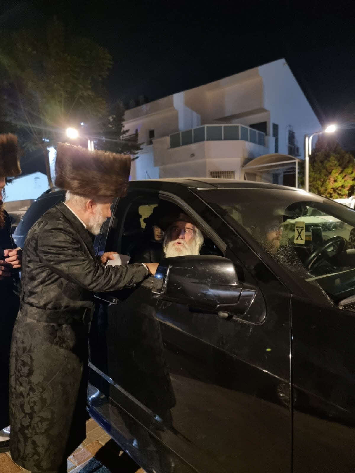 הרב שור נפרד מהאדמור מקרעטשניף