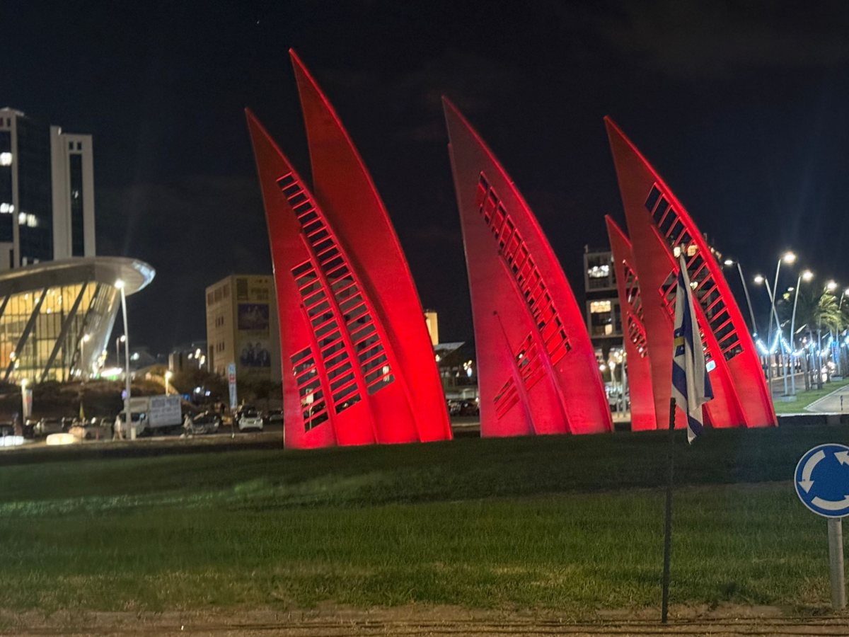 כיכר המפרשיות באשדוד מוארת באדום