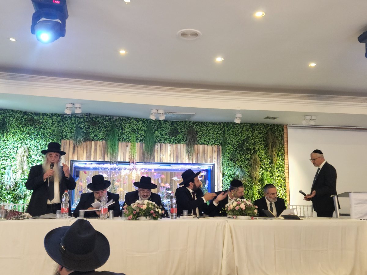 רב השכונות הרב קלמנוביץ בכנס רשמי נישואין. א&#39; מיכאלי