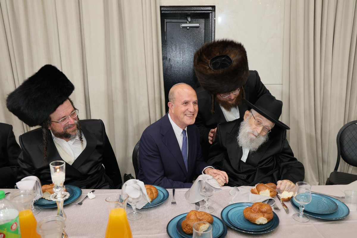 ראש העיר חולק כבוד למחנך הרב פנוש. המצלם