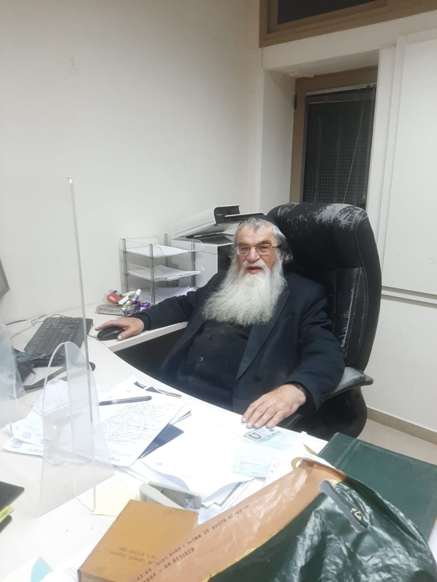 רב השכונות הרב קלמנוביץ ברישם נישואין. א' מיכאלי