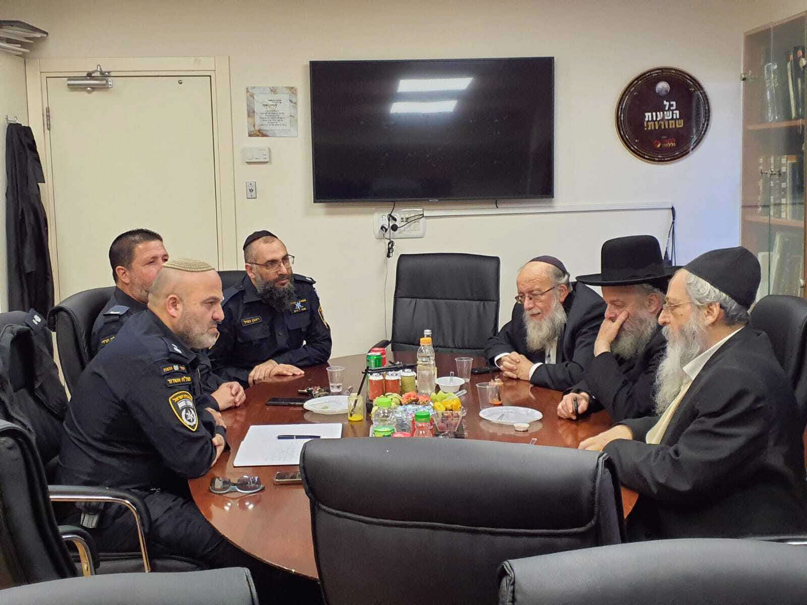 נציגי אגוי בפגישה במשטרת אשדוד. המצלם