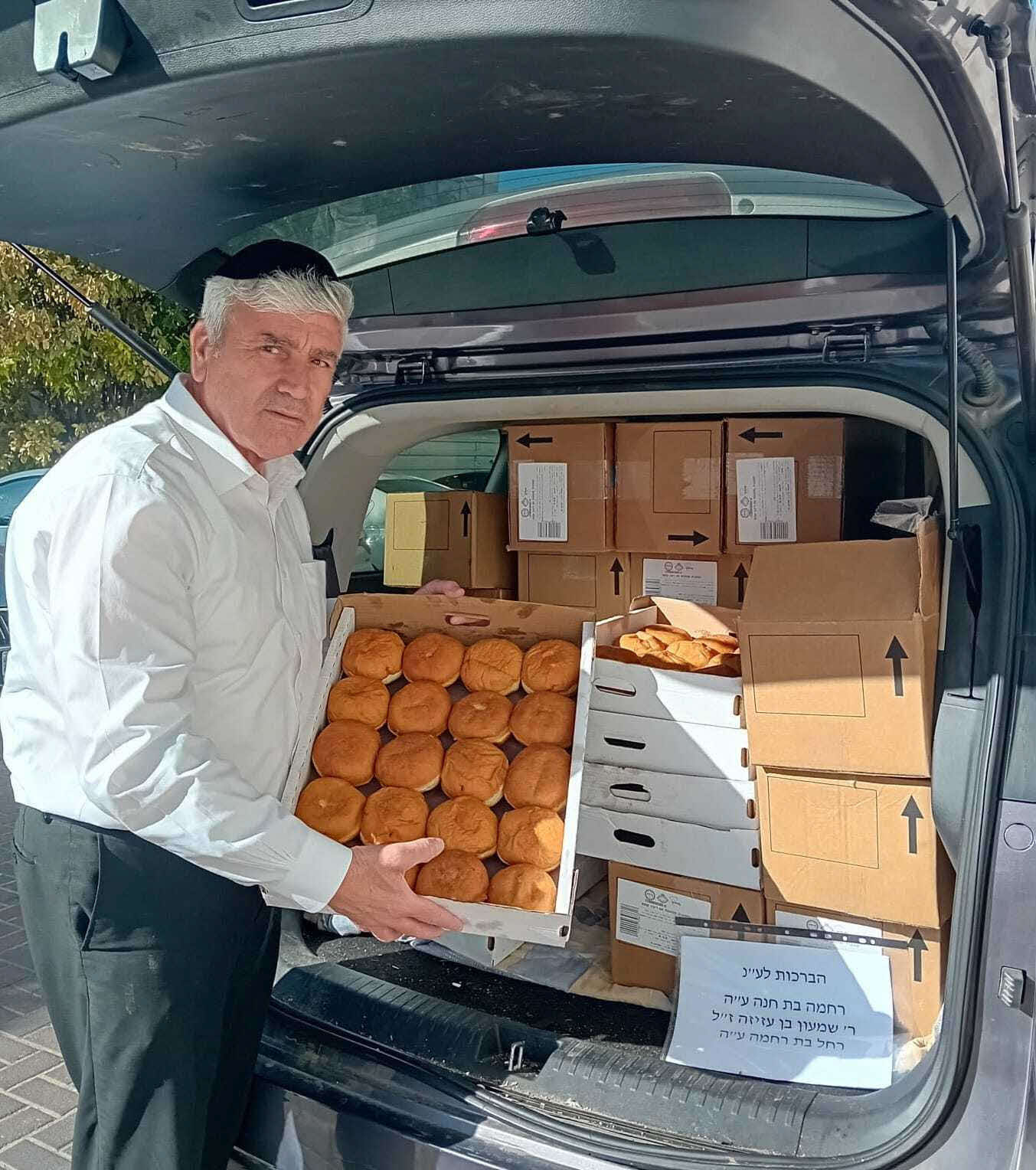 אמסלם בחלוקת הסופגניות. המצלם