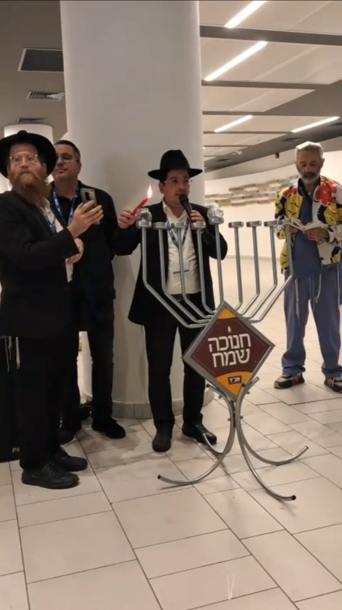 הדלקת הנרות באסותא. המצלם