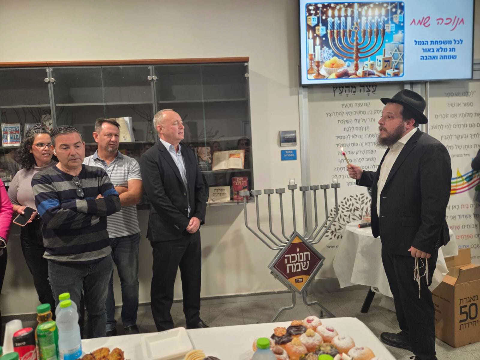 הדלקת נר חנוכה בנמל. צחי מור