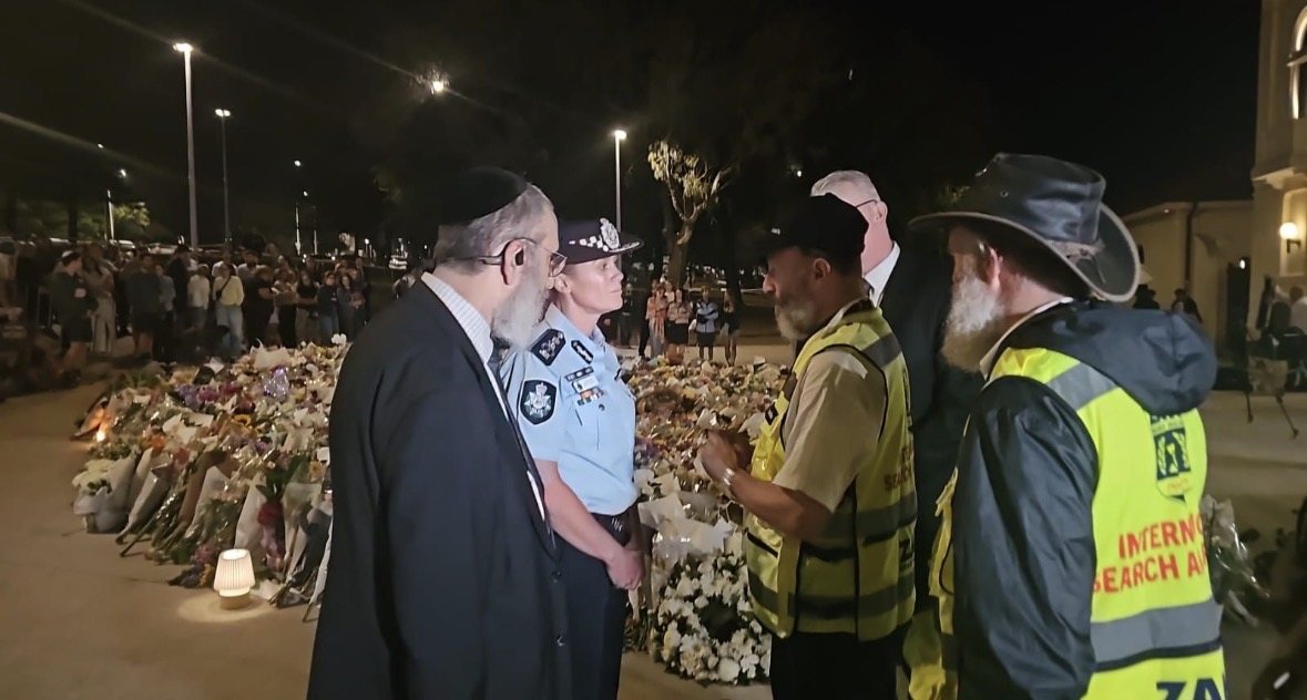 יוסי לנדאו בזירת הפיגוע באוסטרליה 