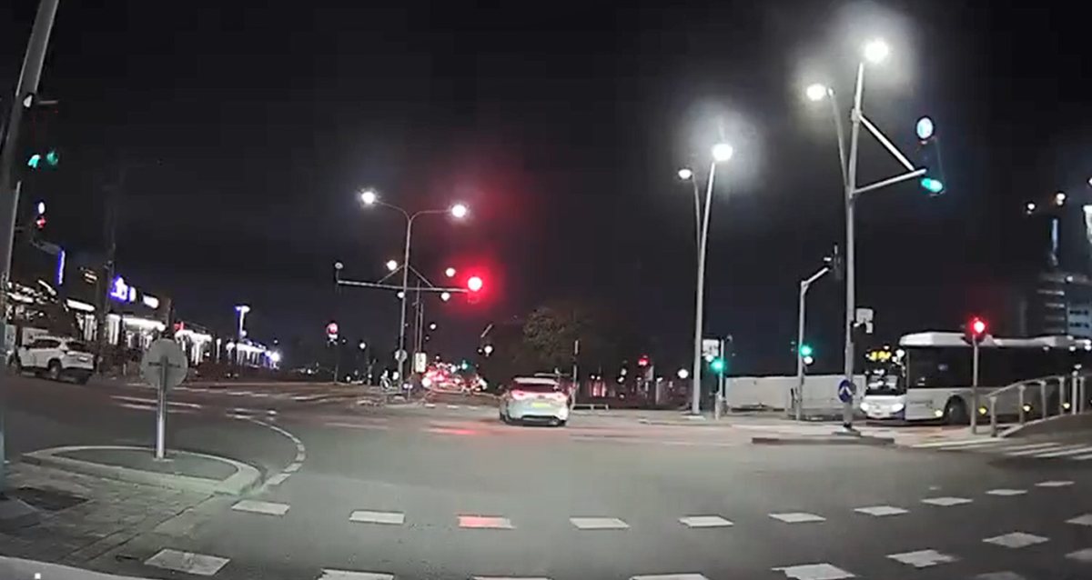 עובר צומת באור אדום מלא