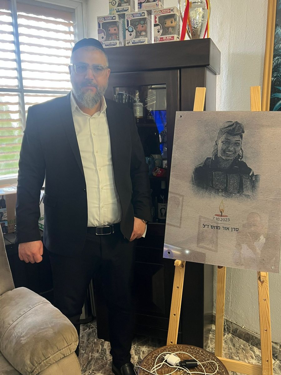 מני אזולאי באחד הארועים. מהות