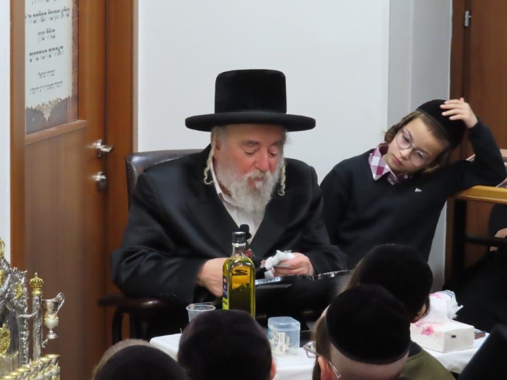 הרב יצחק משה ארלנגר בהטבת הנרות. מ' מיכאלי