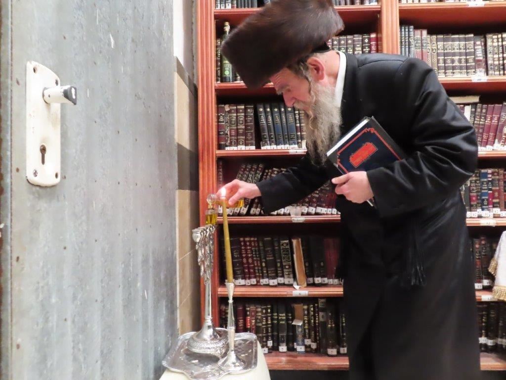 הרה"צ ממאקאווא בהדלקת הנרות. מ' מיכאלי