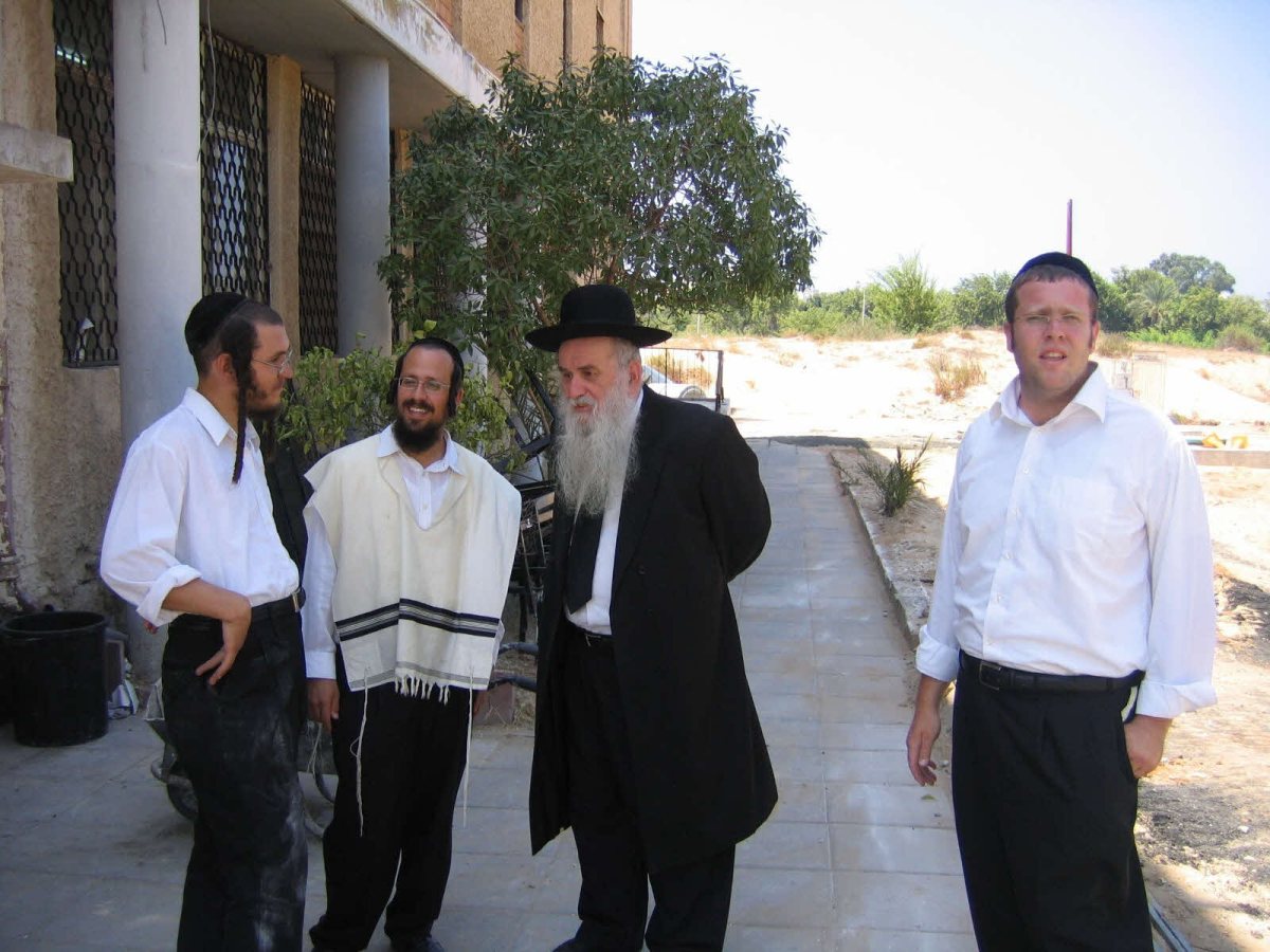 הקרקעות יופקעו? הגרד"צ קרלנשטיין, ראש ישיבת גרודנא, בשטחי הישיבה