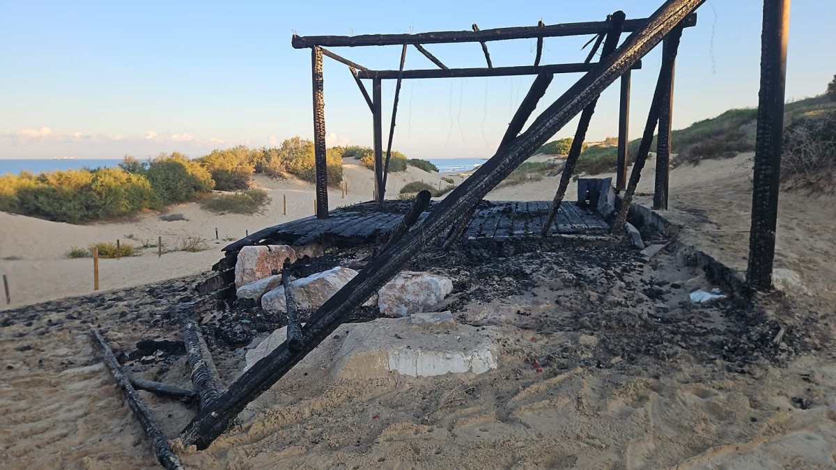 הבמה השרופה. צילום: עירית אשדוד